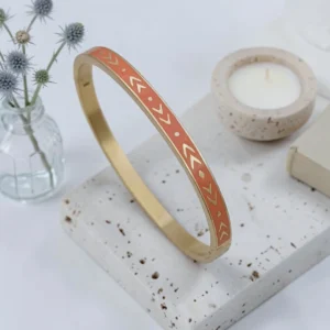 Bracelet jonc acier émaillé corail en acier inoxydable doré avec motifs géométriques