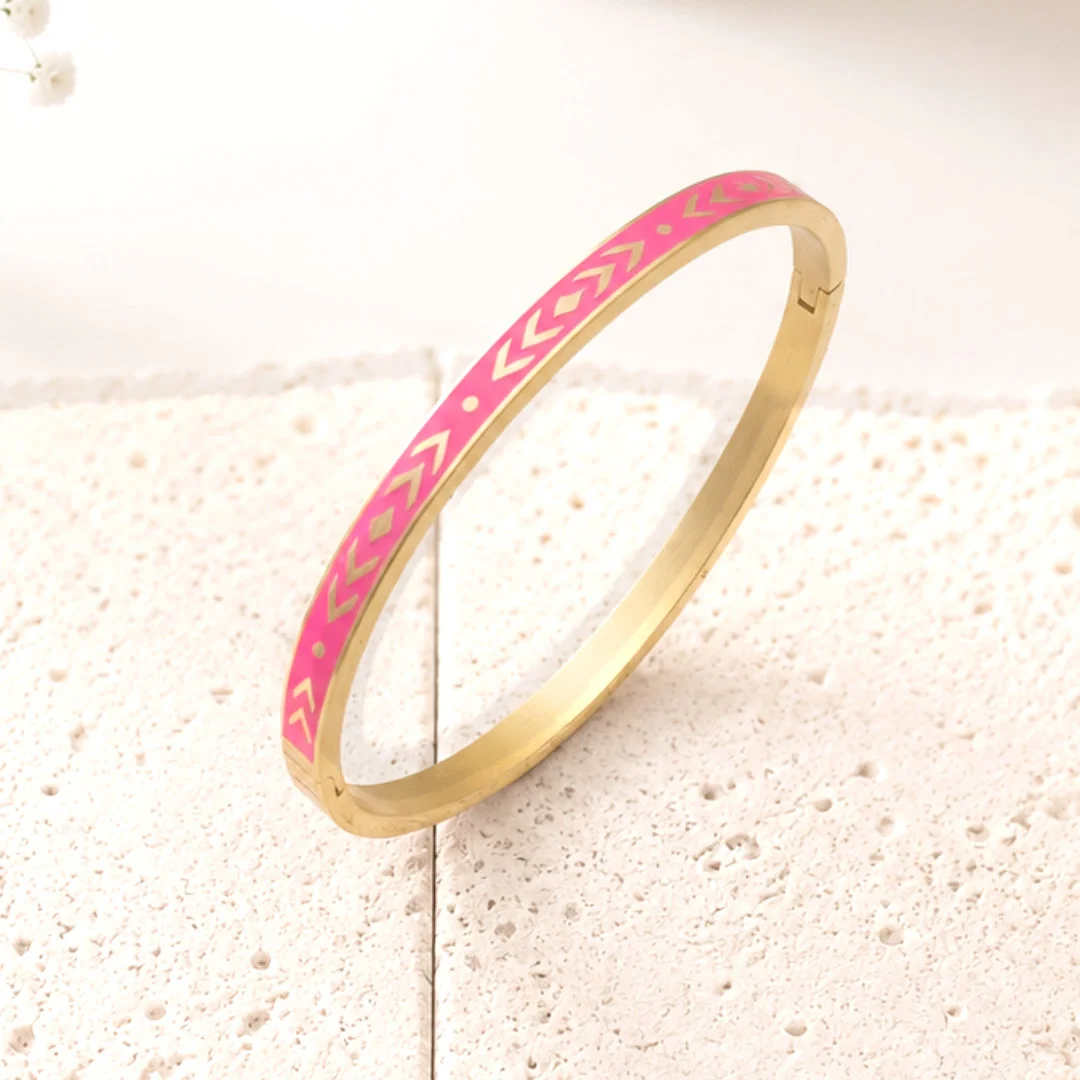 Bracelet jonc acier émaillé fuchsia en acier inoxydable doré avec motifs géométriques