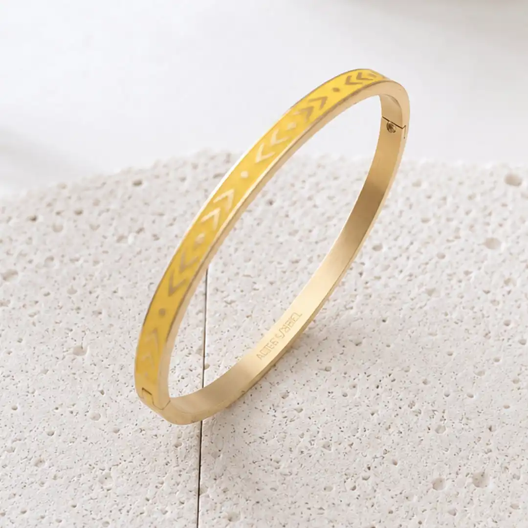 Bracelet jonc acier émaillé jaune en acier inoxydable doré avec motifs géométriques