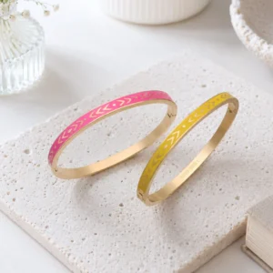 Bracelets joncs acier inoxydable dorés émaillés fuchsia et jaune avec motifs géométriques
