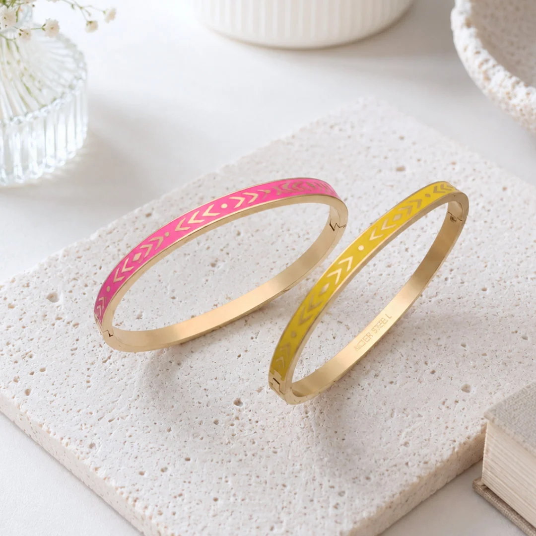 Bracelets joncs acier inoxydable dorés émaillés fuchsia et jaune avec motifs géométriques
