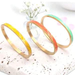 Collection de bracelets joncs acier inoxydable dorés émaillés jaune, orange et vert d'eau avec motif géométrique