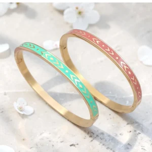 Bracelets joncs acier émaillés vert d'eau et corail en acier inoxydable doré avec motifs géométriques