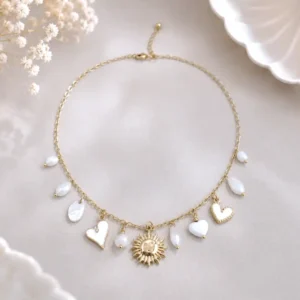 Collier soleil en acier inoxydable doré avec cœurs blancs émaillés et perles blanches