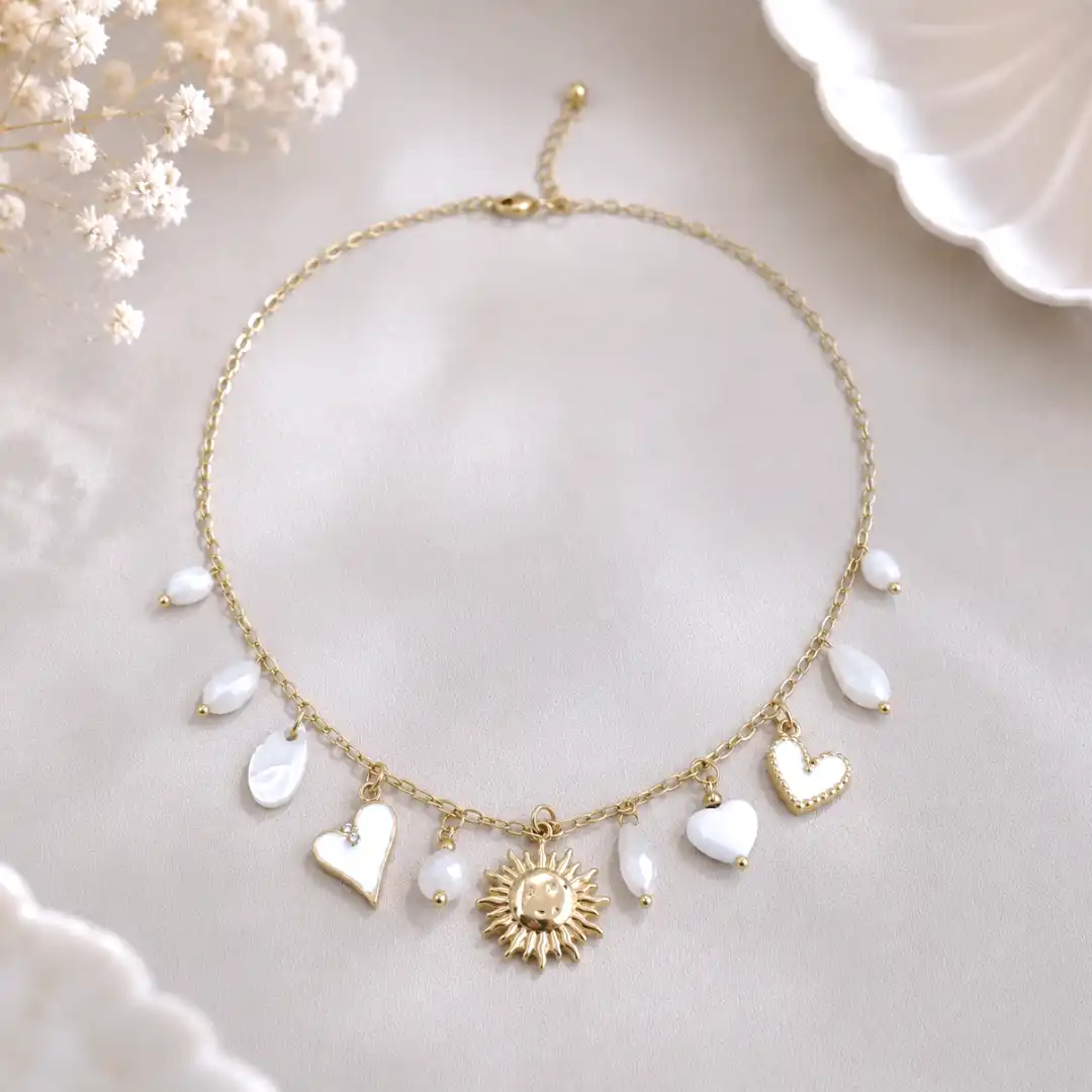 Collier soleil en acier inoxydable doré avec cœurs blancs émaillés et perles blanches