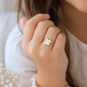 Bague enfant en acier inoxydable doré motif abeille blanche