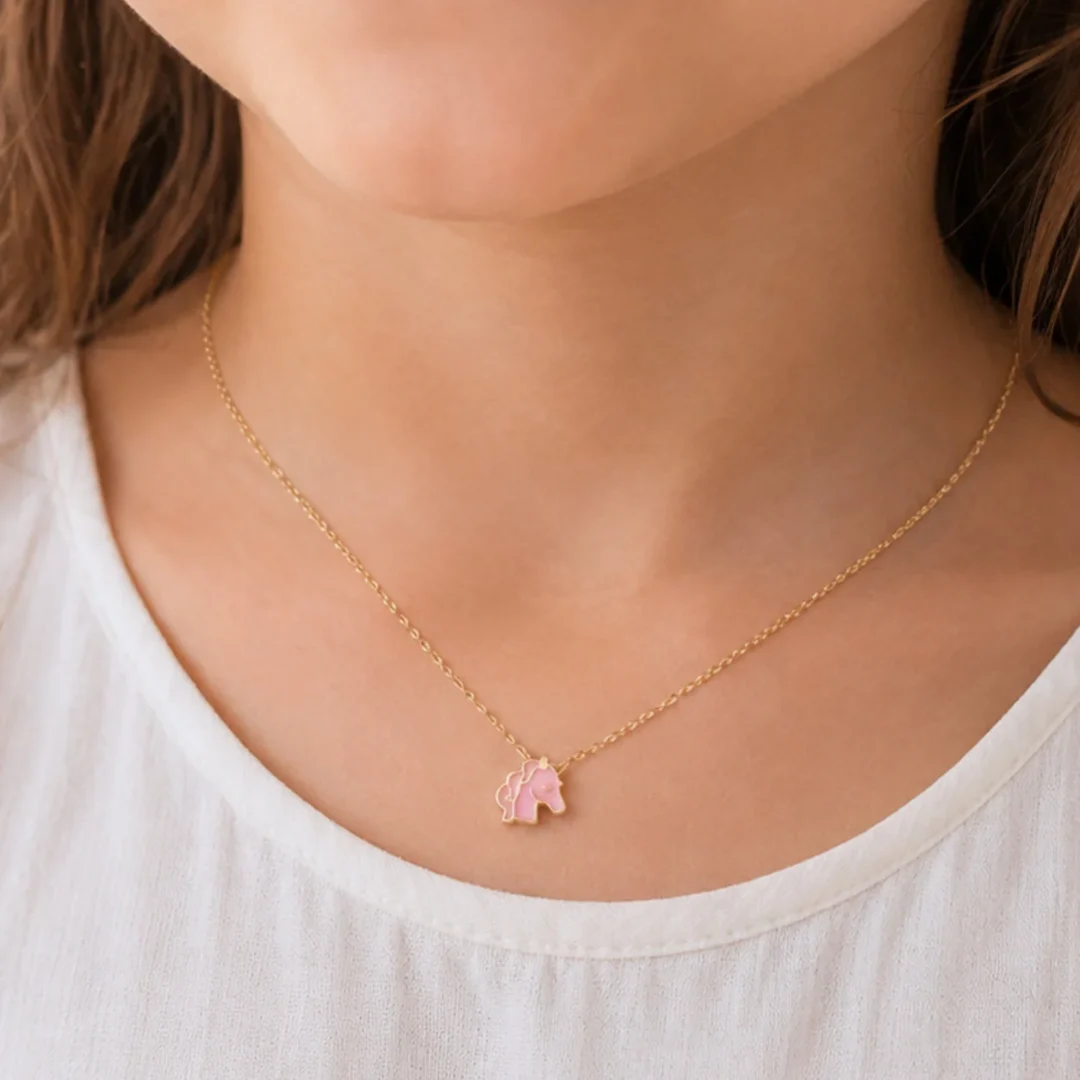 Collier enfant licorne rose en acier inoxydable porté