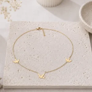 collier hirondelles acier femme doré avec trois hirondelles