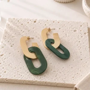 Boucles d’oreilles vertes en résine et acier doré