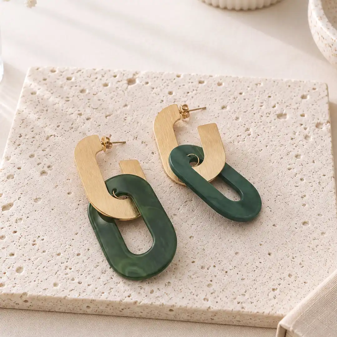 Boucles d’oreilles vertes en résine et acier doré