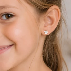 Boucles d'oreilles enfant en acier inoxydable fleur blanche portées