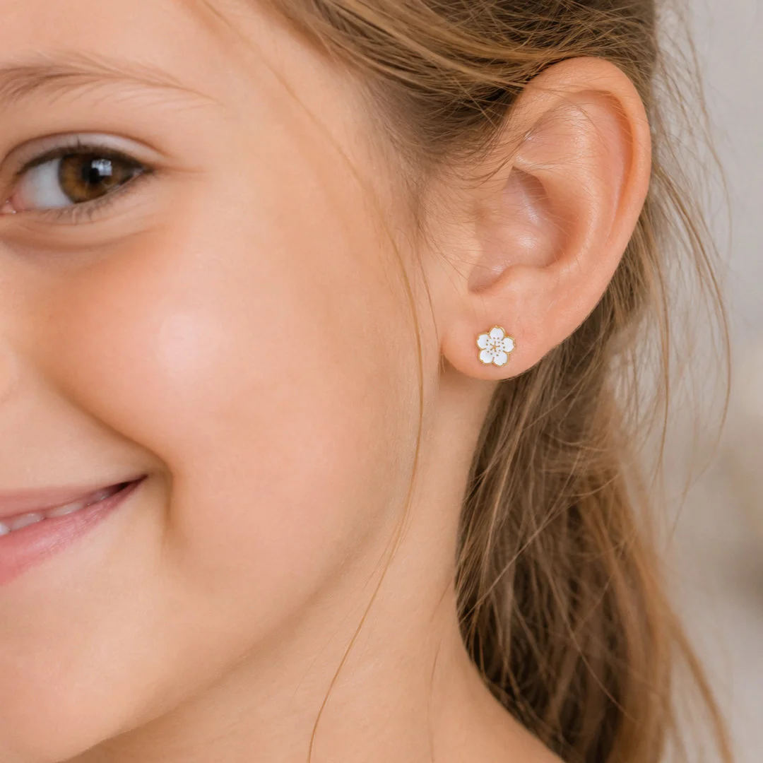 Boucles d'oreilles enfant en acier inoxydable fleur blanche portées