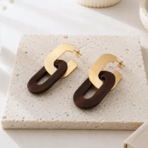 Boucles d’oreilles pendantes marron en résine portées