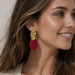 Boucles d'oreilles pendantes rouges dorées portées