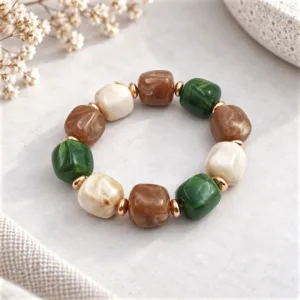 Bracelet élastique femme en résine vert, camel et écru avec détails dorés