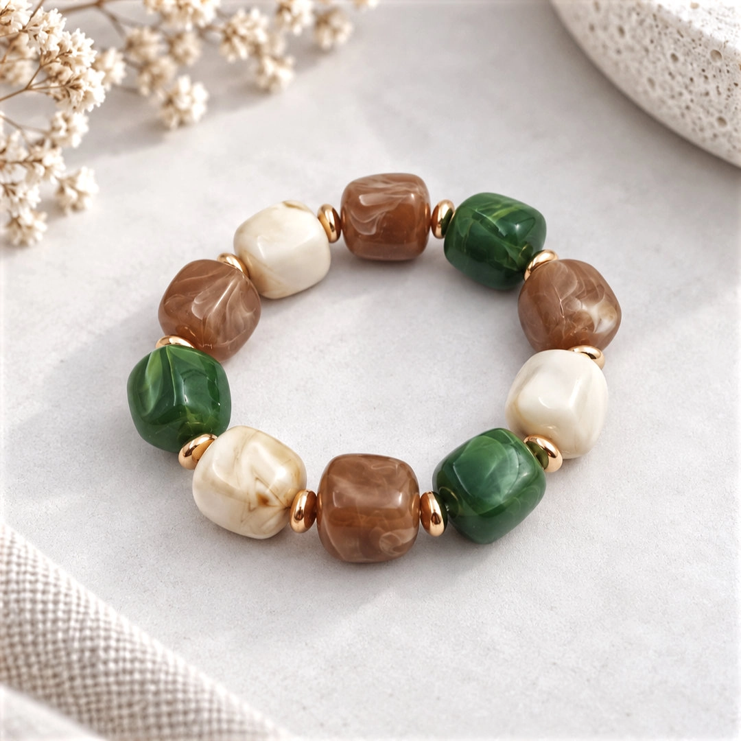 Bracelet élastique femme en résine vert, camel et écru avec détails dorés