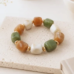 Bracelet élastique femme en résine vert, camel et écru avec détails dorés