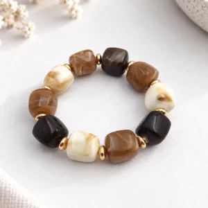 Bracelet élastique femme en résine marron et marron foncé avec perles et détails dorés