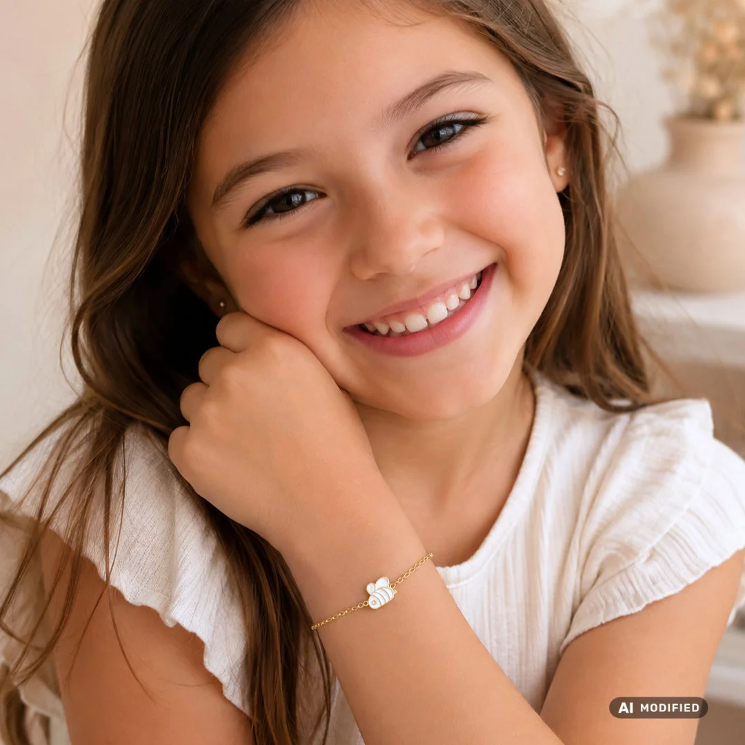 Bracelet enfant abeille blanc en acier inoxydable porté au poignet