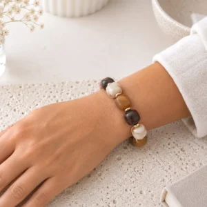 Bracelet femme en résine marron et marron foncé avec perles et détails dorés