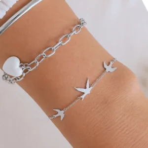 Bracelet hirondelle acier inoxydable argenté porté au poignet