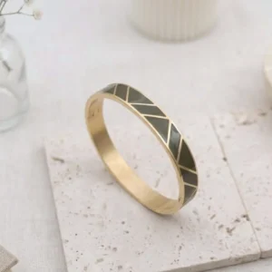 Bracelet jonc en acier inoxydable doré émaillé vert kaki à motifs géométriques