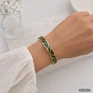 Bracelet jonc en acier inoxydable doré émaillé vert kaki porté au poignet