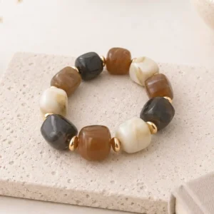 Bracelet élastique femme en résine marron et marron foncé avec perles et détails dorés