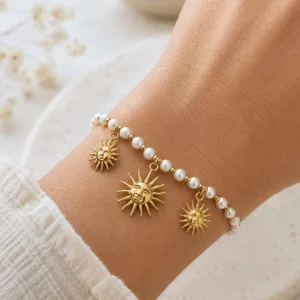 Bracelet soleil en acier inoxydable doré avec perles blanches et trois pendentifs soleil