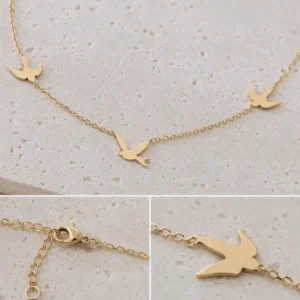 collier hirondelles doré trois motifs en acier