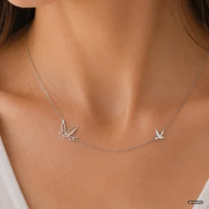 Collier hirondelle argenté en acier inoxydable