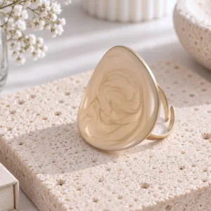 Bague acier émaillée ajustable beige nacré, forme ovale