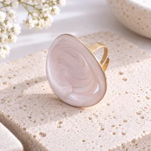 Bague acier émaillée ajustable blanc rosé nacré, forme ovale