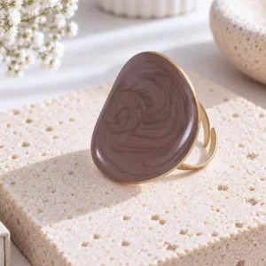 Bague acier émaillée ajustable marron nacré, forme ovale bombée