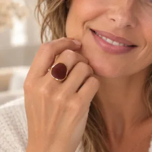 Bague acier émaillée marron ajustable portée