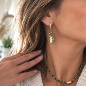 boucles-oreilles-longues-vertes-portees