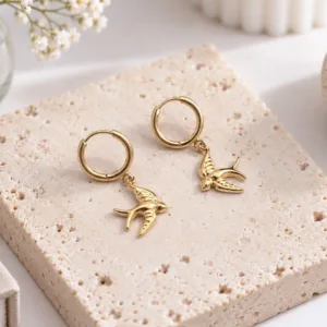 Boucles d'oreilles mini créoles dorées en acier inoxydable avec hirondelles