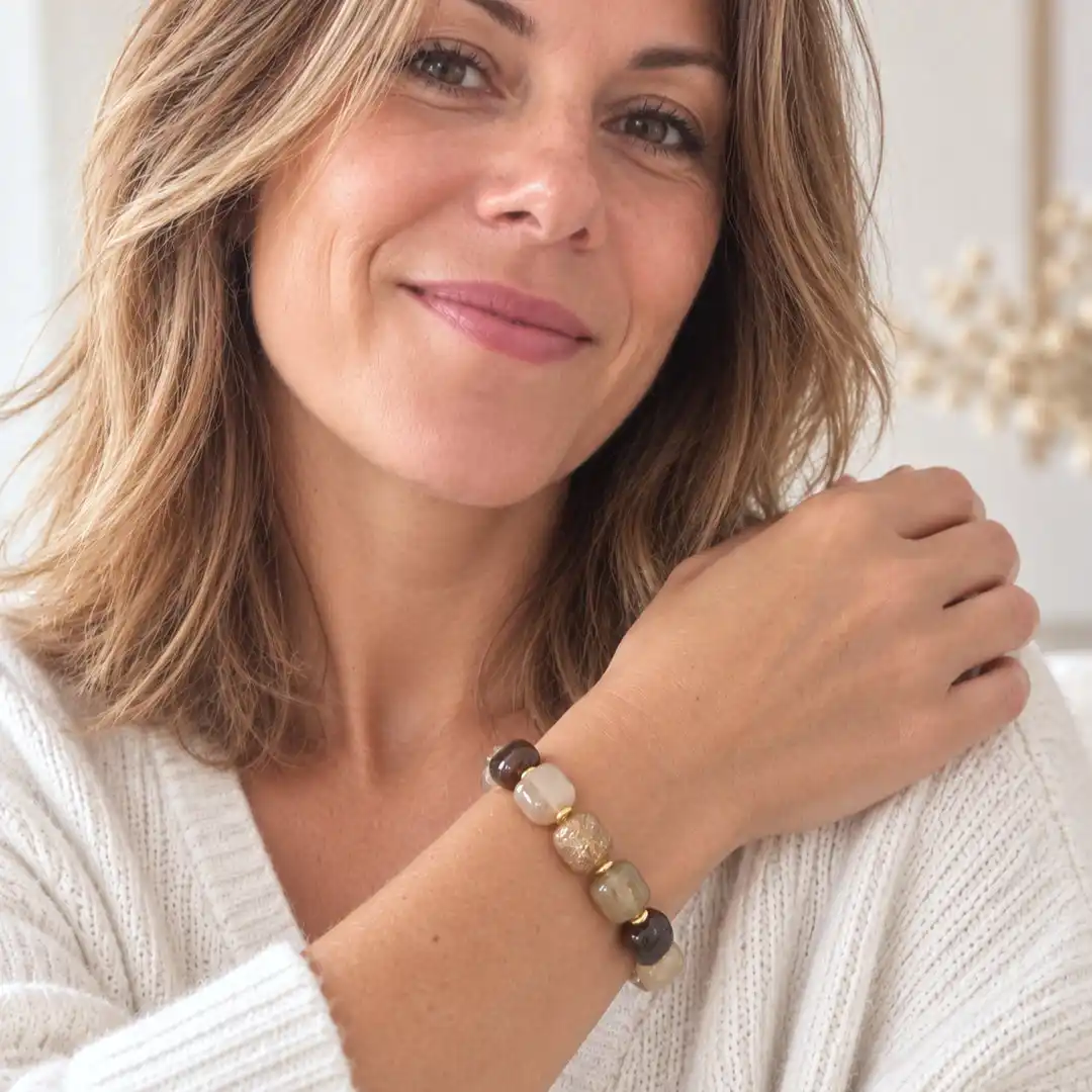 Bracelet élastique résine femme porté au poignet