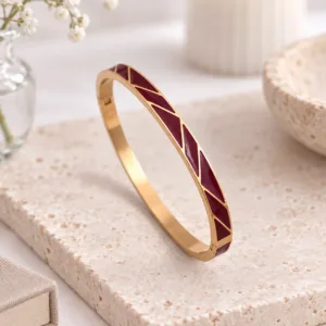 Bracelet jonc émaillé femme rouge framboise motif géométrique acier doré