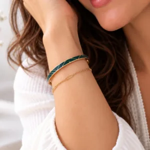 Bracelet jonc émaillé femme vert canard foncé porté au poignet