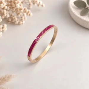Bracelet jonc émaillé femme rouge framboise motif géométrique acier doré