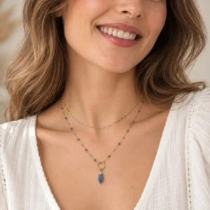 collier acier long perles bleues en accumulation avec ras-du-cou
