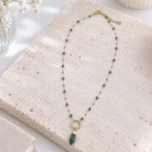 collier acier long perles vertes pendentif doré
