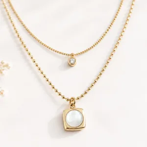 Collier multi rang doré avec pendentif carré en nacre blanche