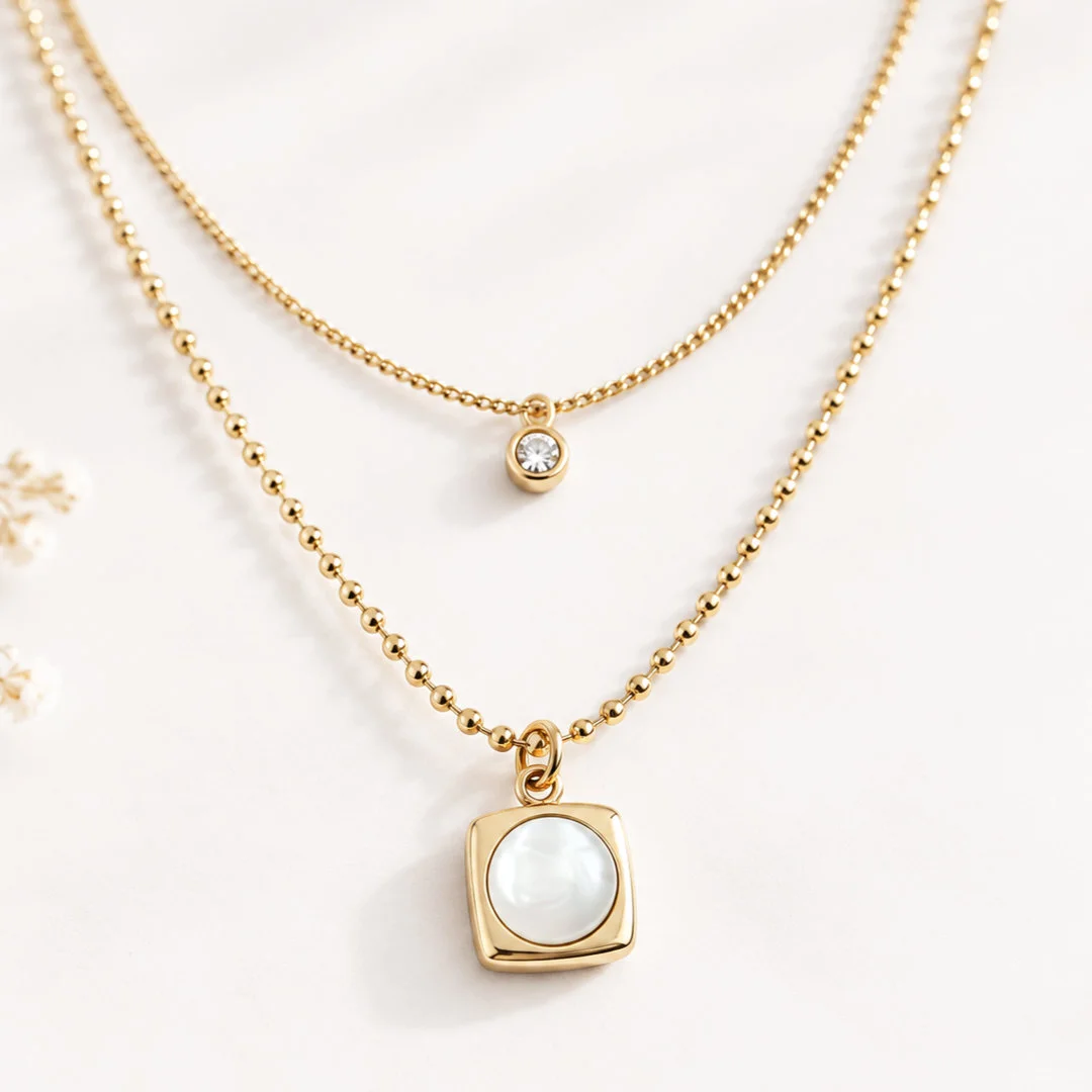 Collier multi rang doré avec pendentif carré en nacre blanche