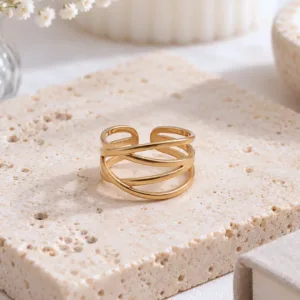 Bague multirangs dorée en acier inoxydable au design ajouré