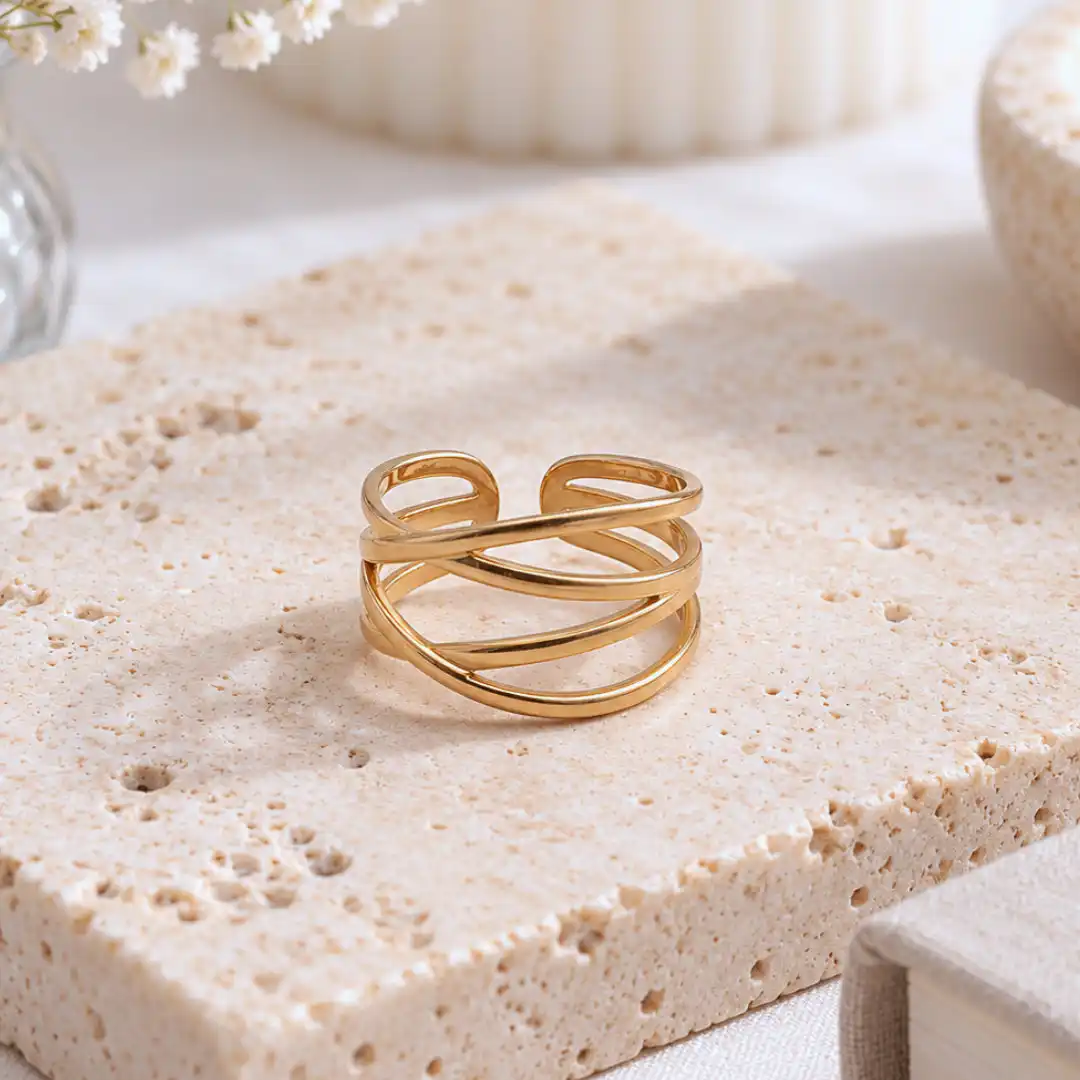 Bague multirangs dorée en acier inoxydable au design ajouré