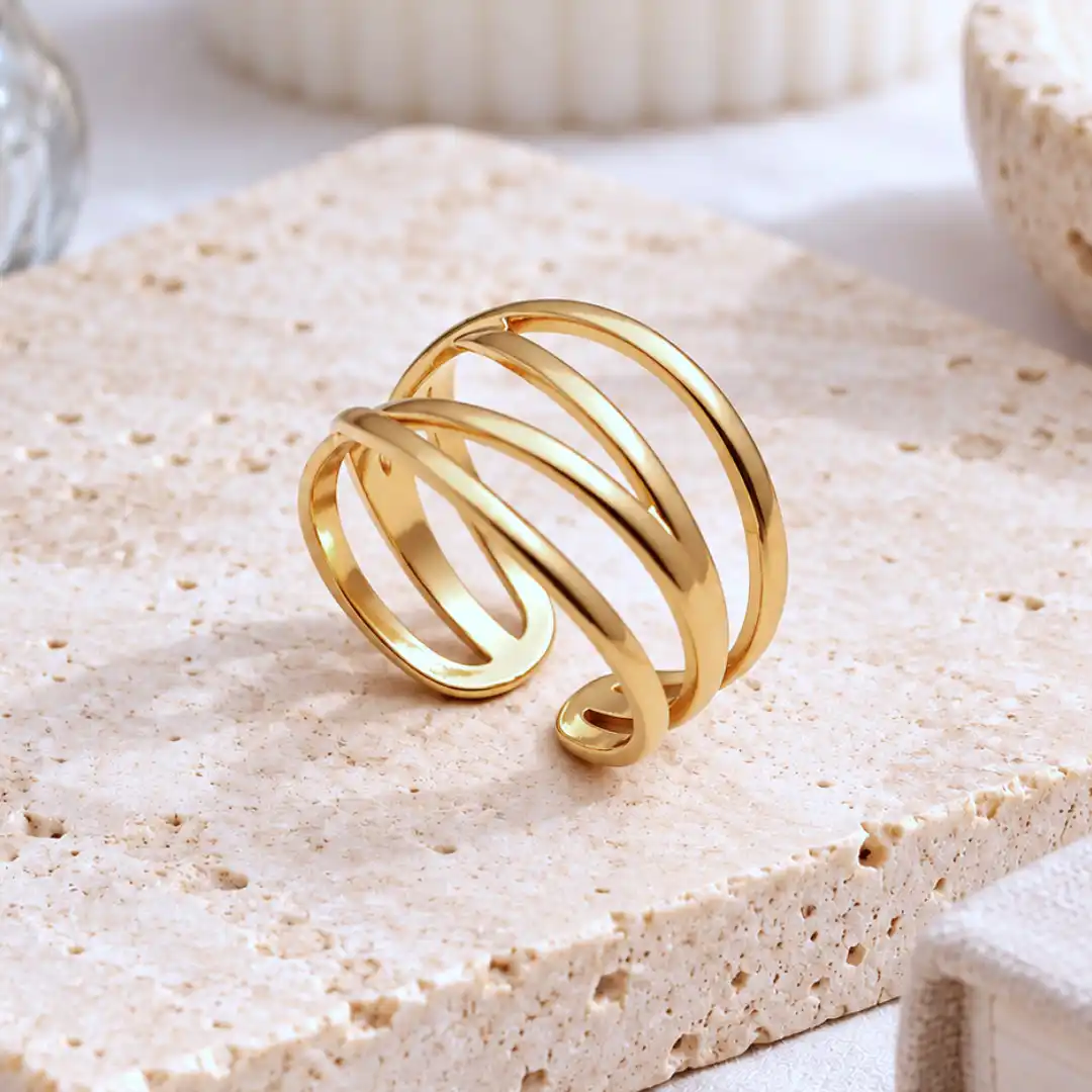Bague multirangs dorée en acier inoxydable au design ajouré