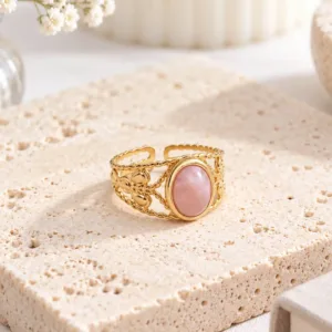 Bague en acier inoxydable doré pierre rose ovale et motifs ajourés