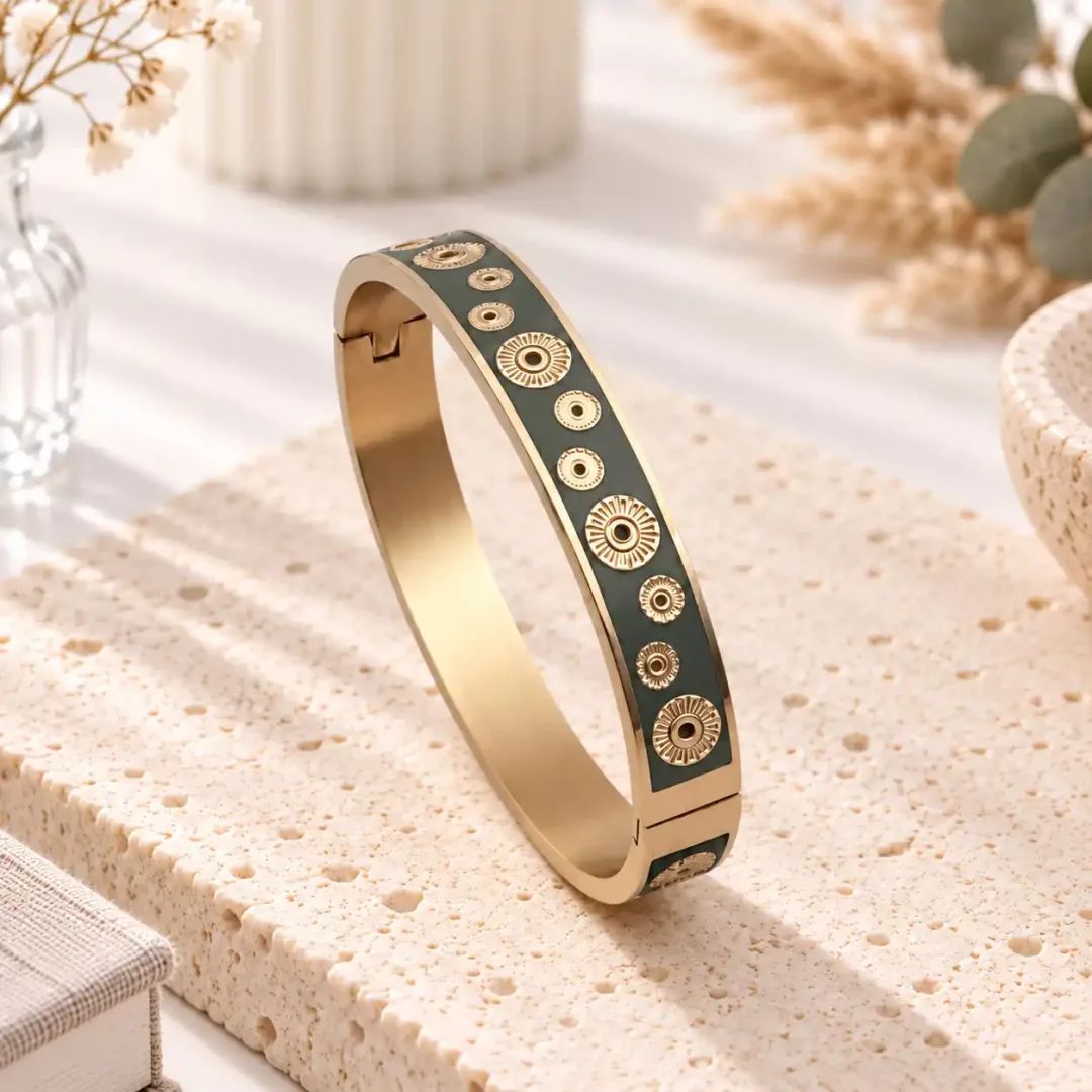 Bracelet jonc émaillé femme vert kaki orné de rosaces dorées